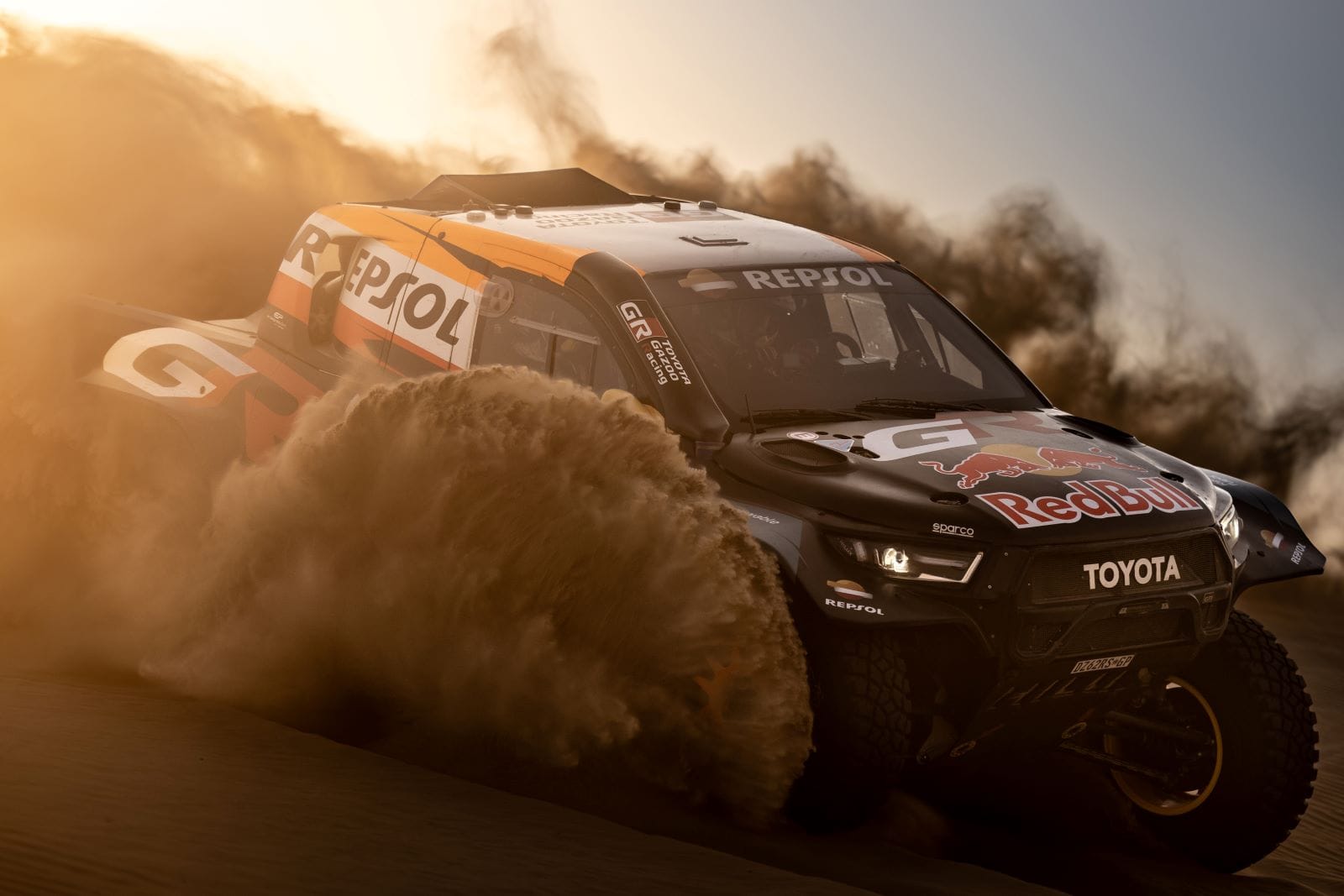 TOYOTA GAZOO RACING EN ARABIA SAUDÍ Y EL RETO EXTREMO EN EL DAKAR 2025. ¿HASTA DÓNDE LLEGARÁ? V12MAGAZINE TOYOTA GAZOO Racing se alista para conquistar el Rally Dakar 2025 en Arabia Saudí, enfrentando 8.000 kilómetros de terreno implacable en la carrera más exigente del mundo. V12MAGAZINE