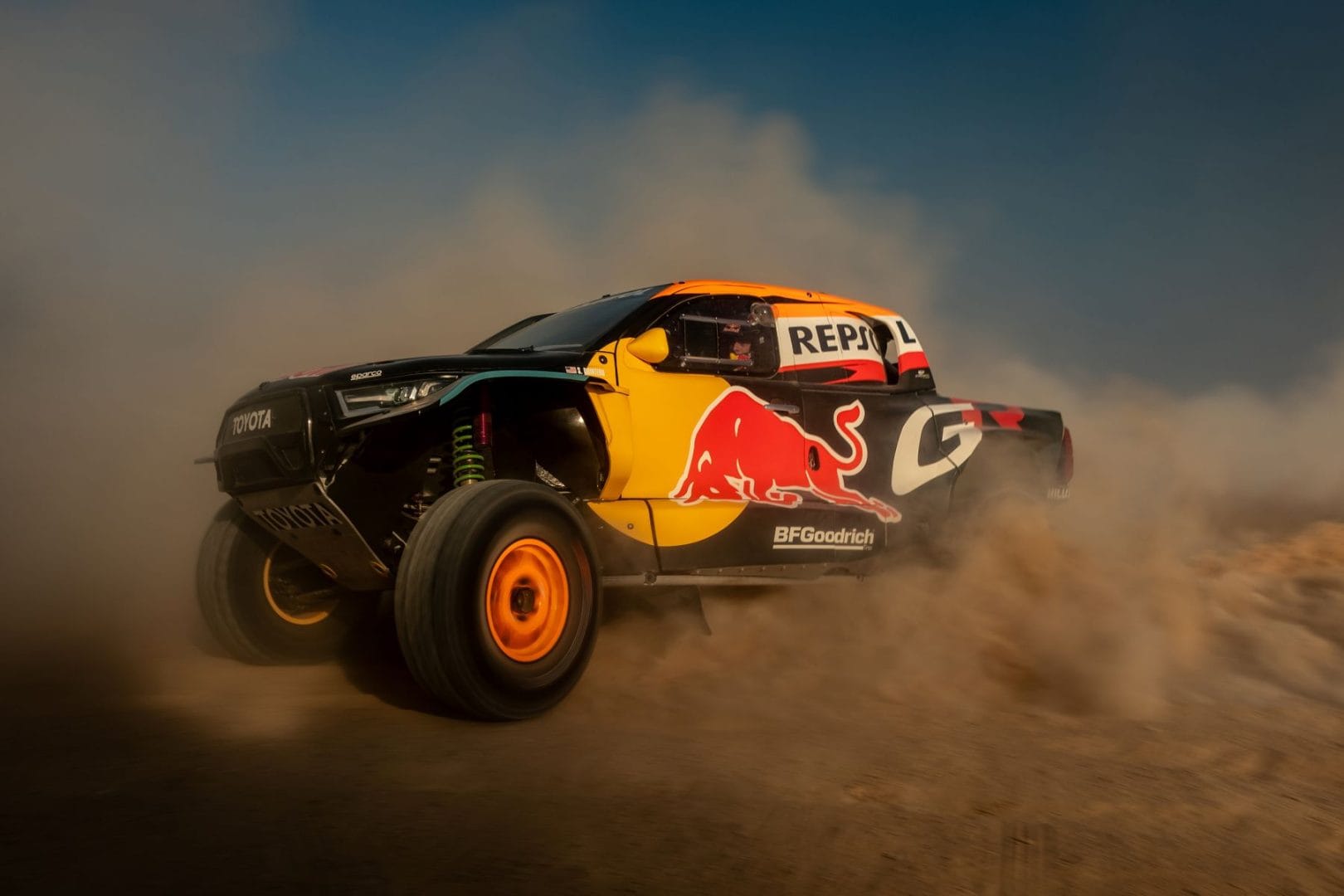 TOYOTA GAZOO RACING EN ARABIA SAUDÍ Y EL RETO EXTREMO EN EL DAKAR 2025. ¿HASTA DÓNDE LLEGARÁ? V12MAGAZINE TOYOTA GAZOO Racing se alista para conquistar el Rally Dakar 2025 en Arabia Saudí, enfrentando 8.000 kilómetros de terreno implacable en la carrera más exigente del mundo. V12MAGAZINE