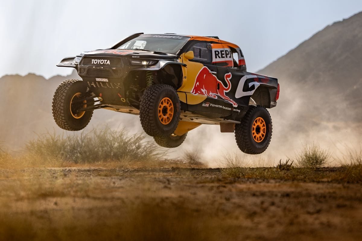 TOYOTA GAZOO RACING EN ARABIA SAUDÍ Y EL RETO EXTREMO EN EL DAKAR 2025. ¿HASTA DÓNDE LLEGARÁ? V12MAGAZINE TOYOTA GAZOO Racing se alista para conquistar el Rally Dakar 2025 en Arabia Saudí, enfrentando 8.000 kilómetros de terreno implacable en la carrera más exigente del mundo. V12MAGAZINE