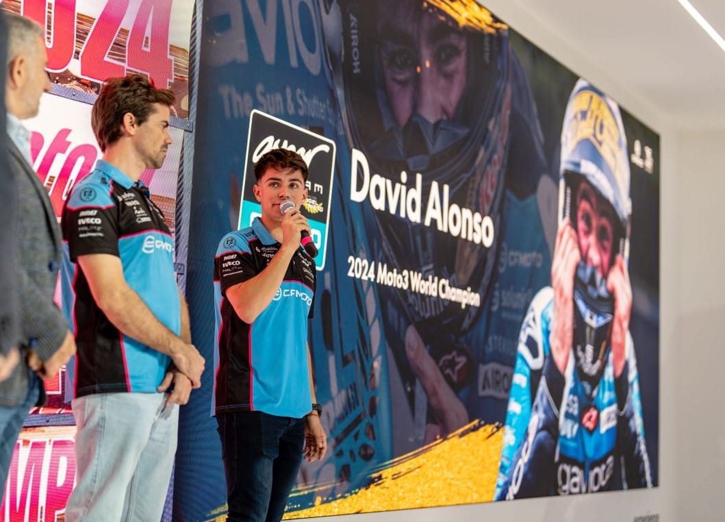 CFMOTO INAUGURA SU NUEVA VITRINA EN BOGOTÁ, CON LA PRESENCIA DEL PILOTO DAVID ALONSO V12MAGAZINE CFMOTO avanza en el mercado colombiano al inaugurar su nueva vitrina en Bogotá, presentando la innovadora línea FUN., La marca aprovechó la presencia en Colombia del Campeón mundial David Alonso, para reafirmar su compromiso en la consolidación de la industria de las motos en el país. V12MAGAZINE
