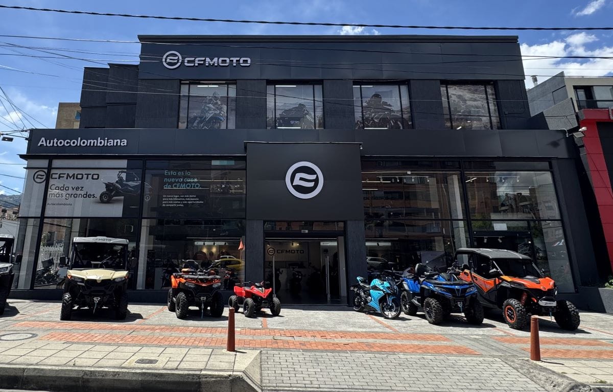 CFMOTO INAUGURA SU NUEVA VITRINA EN BOGOTÁ, CON LA PRESENCIA DEL PILOTO DAVID ALONSO V12MAGAZINE CFMOTO avanza en el mercado colombiano al inaugurar su nueva vitrina en Bogotá, presentando la innovadora línea FUN., La marca aprovechó la presencia en Colombia del Campeón mundial David Alonso, para reafirmar su compromiso en la consolidación de la industria de las motos en el país. V12MAGAZINE
