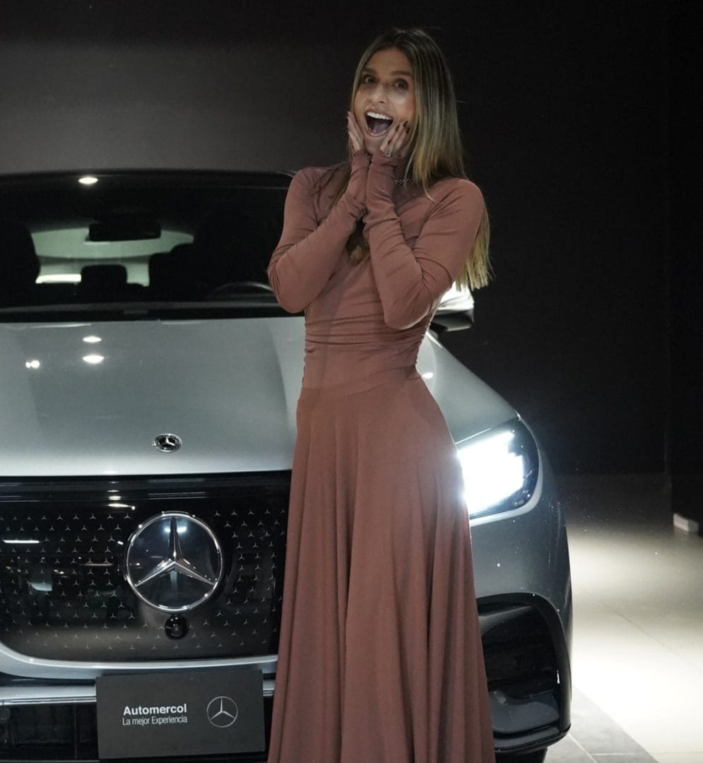 LAURA TOBÓN: ELEGANCIA Y LIDERAZGO JUNTO A AUTOMERCOL MERCEDES-BENZ V12MAGAZINE Laura Tobón se convierte en la embajadora oficial de Automercol, concesionario reconocido como el Mejor Concesionario de Mercedes-Benz en Colombia. La modelo encarna los valores de excelencia, elegancia y liderazgo, los mismos que caracterizan a la marca y al concesionario. V12MAGAZINE