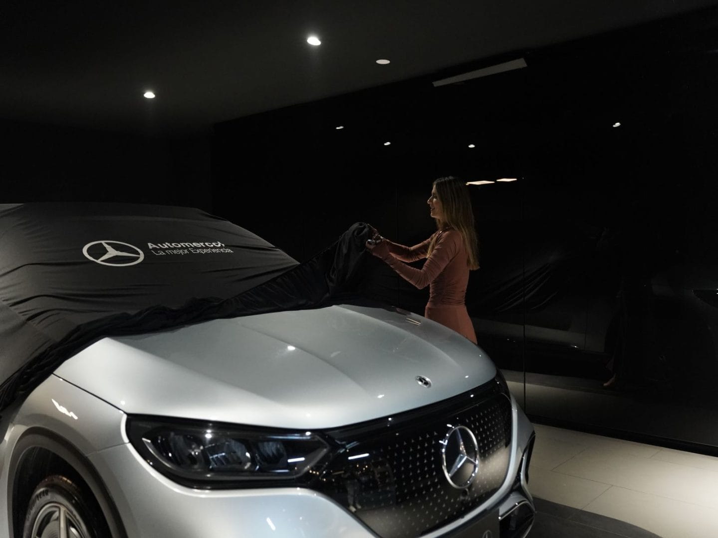 LAURA TOBÓN: ELEGANCIA Y LIDERAZGO JUNTO A AUTOMERCOL MERCEDES-BENZ V12MAGAZINE Laura Tobón se convierte en la embajadora oficial de Automercol, concesionario reconocido como el Mejor Concesionario de Mercedes-Benz en Colombia. La modelo encarna los valores de excelencia, elegancia y liderazgo, los mismos que caracterizan a la marca y al concesionario. V12MAGAZINE