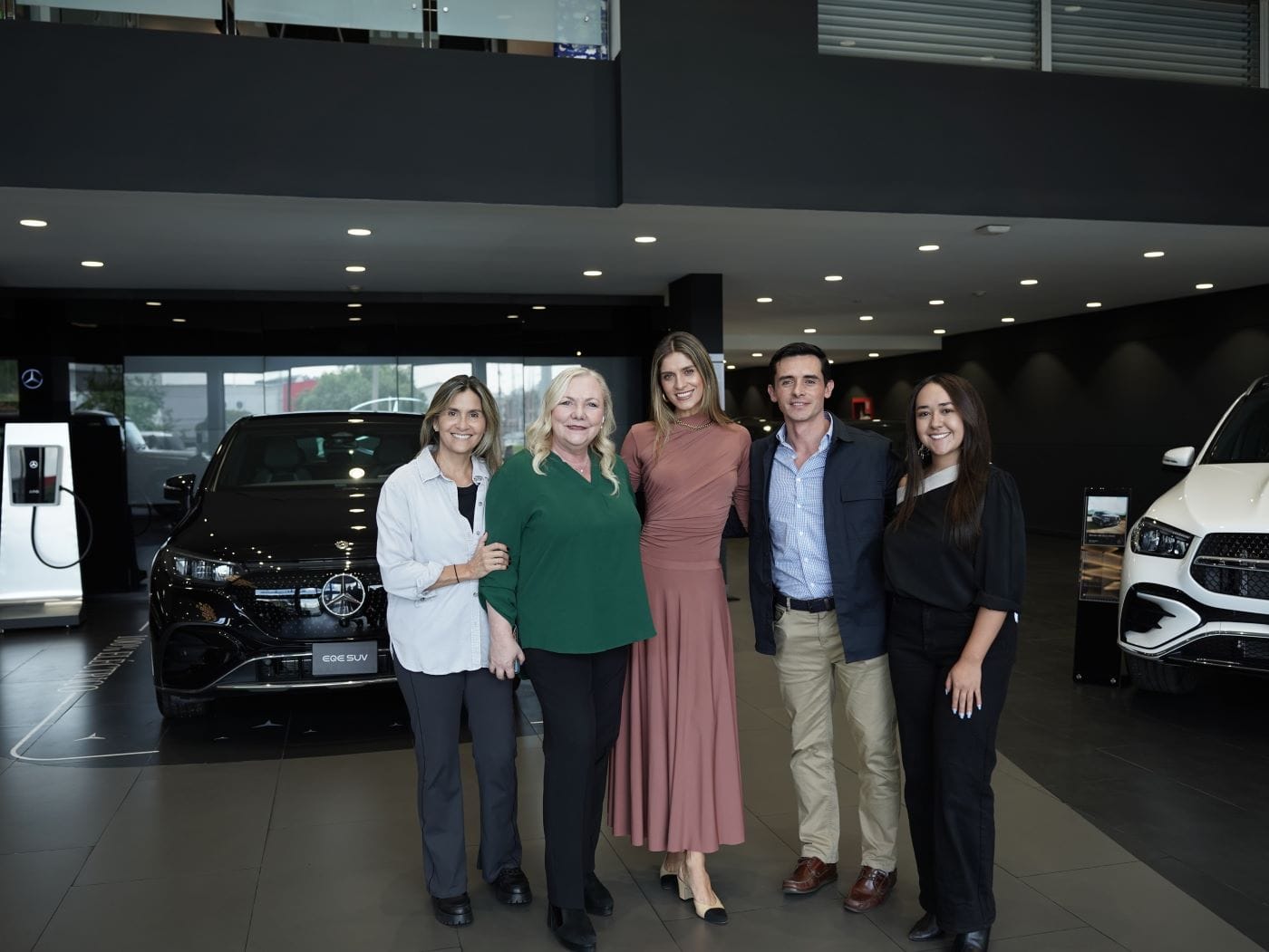 LAURA TOBÓN: ELEGANCIA Y LIDERAZGO JUNTO A AUTOMERCOL MERCEDES-BENZ V12MAGAZINE Laura Tobón se convierte en la embajadora oficial de Automercol, concesionario reconocido como el Mejor Concesionario de Mercedes-Benz en Colombia. La modelo encarna los valores de excelencia, elegancia y liderazgo, los mismos que caracterizan a la marca y al concesionario. V12MAGAZINE