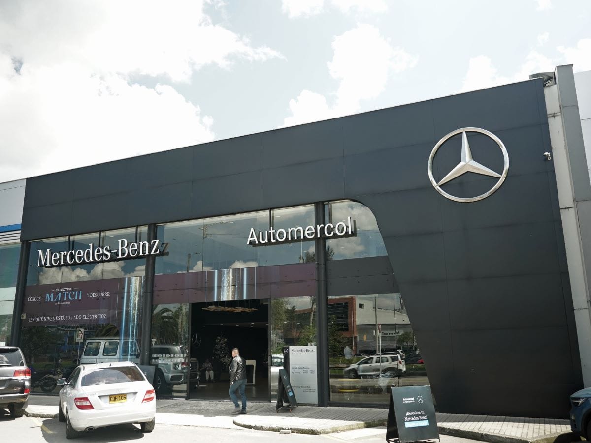 LAURA TOBÓN: ELEGANCIA Y LIDERAZGO JUNTO A AUTOMERCOL MERCEDES-BENZ V12MAGAZINE Laura Tobón se convierte en la embajadora oficial de Automercol, concesionario reconocido como el Mejor Concesionario de Mercedes-Benz en Colombia. La modelo encarna los valores de excelencia, elegancia y liderazgo, los mismos que caracterizan a la marca y al concesionario. V12MAGAZINE
