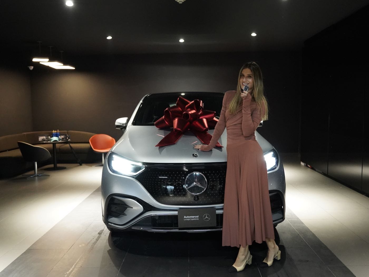 LAURA TOBÓN: ELEGANCIA Y LIDERAZGO JUNTO A AUTOMERCOL MERCEDES-BENZ V12MAGAZINE Laura Tobón se convierte en la embajadora oficial de Automercol, concesionario reconocido como el Mejor Concesionario de Mercedes-Benz en Colombia. La modelo encarna los valores de excelencia, elegancia y liderazgo, los mismos que caracterizan a la marca y al concesionario. V12MAGAZINE
