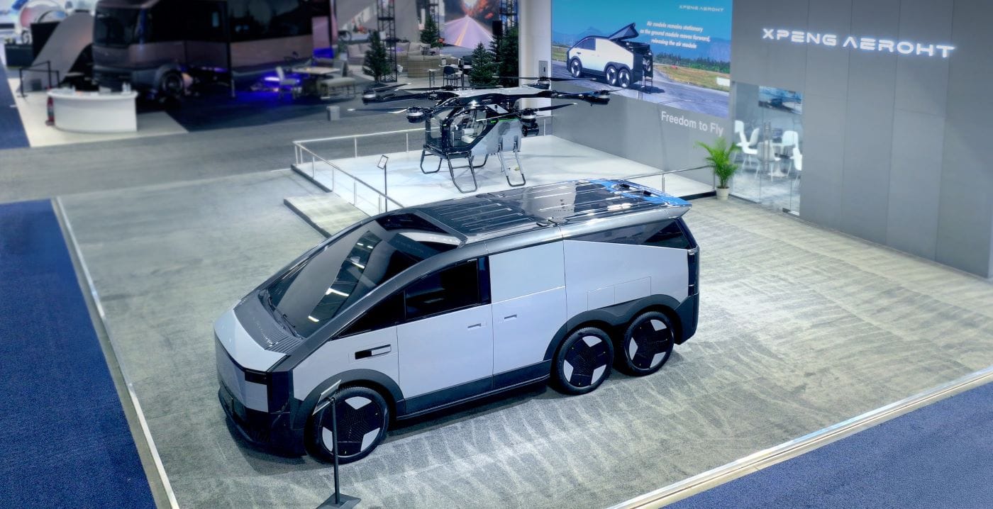 LAND AIRCRAFT CARRIER: ESTE ES EL PODEROSO PORTAAVIONES TERRESTRE QUE REVOLUCIONARÁ LA MOVILIDAD ÁEREA V12MAGAZINE XPENG AEROHT presentó en el CES 2025, su innovador Land Aircraft Carrier (LAC), un auto volador modular que promete revolucionar la movilidad urbana al combinar un vehículo terrestre con un módulo volador. V12MAGAZINE