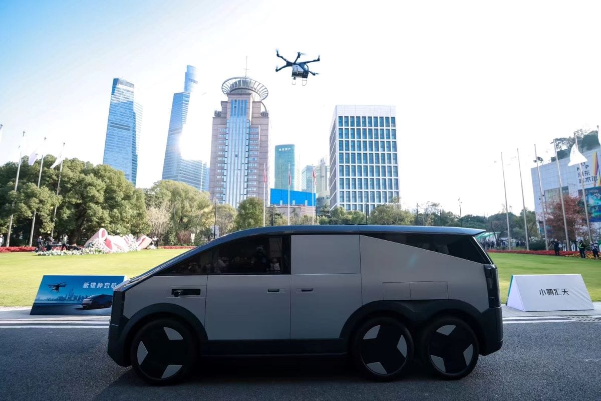 LAND AIRCRAFT CARRIER: ESTE ES EL PODEROSO PORTAAVIONES TERRESTRE QUE REVOLUCIONARÁ LA MOVILIDAD ÁEREA V12MAGAZINE XPENG AEROHT presentó en el CES 2025, su innovador Land Aircraft Carrier (LAC), un auto volador modular que promete revolucionar la movilidad urbana al combinar un vehículo terrestre con un módulo volador. V12MAGAZINE