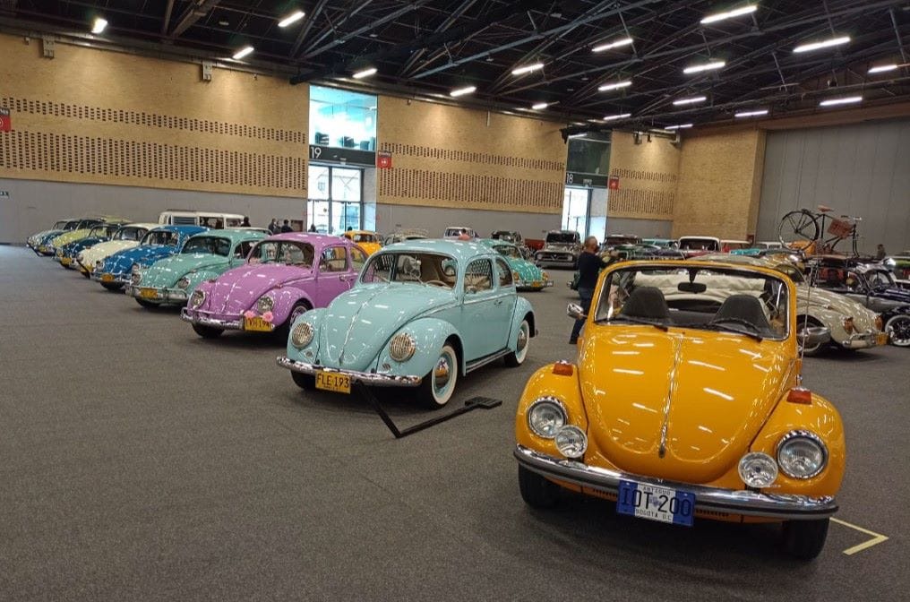 ¡ARRANCA EL MOTOR CAR MOVEMENT SHOW 2025! EL ESPECTÁCULO MÁS IMPORTANTE DEL MUNDO DE LOS AUTOS EN COLOMBIA V12MAGAZINE El Motor Car Movement Show 2025 está listo para encender motores en Corferias, consolidándose como la cita ineludible para los amantes del mundo de los autos. V12MAGAZINE