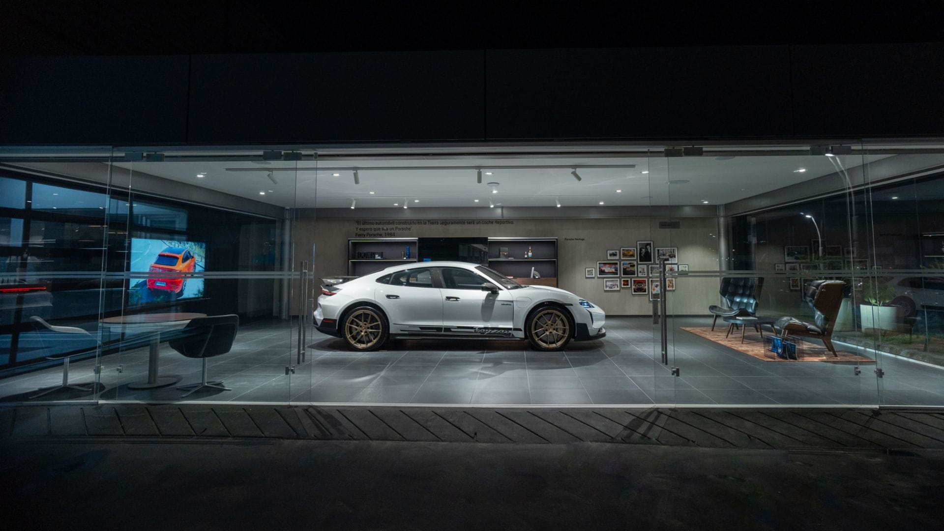 EL NUEVO CONCEPTO DESTINATION PORSCHE LLEGA A BOGOTÁ ¿EN QUÉ CONSISTE? V12MAGAZINE Porsche inaugura su renovada vitrina en Bogotá bajo el nuevo concepto Destination Porsche, llevando la experiencia de la marca a un nivel completamente nuevo. V12MAGAZINE