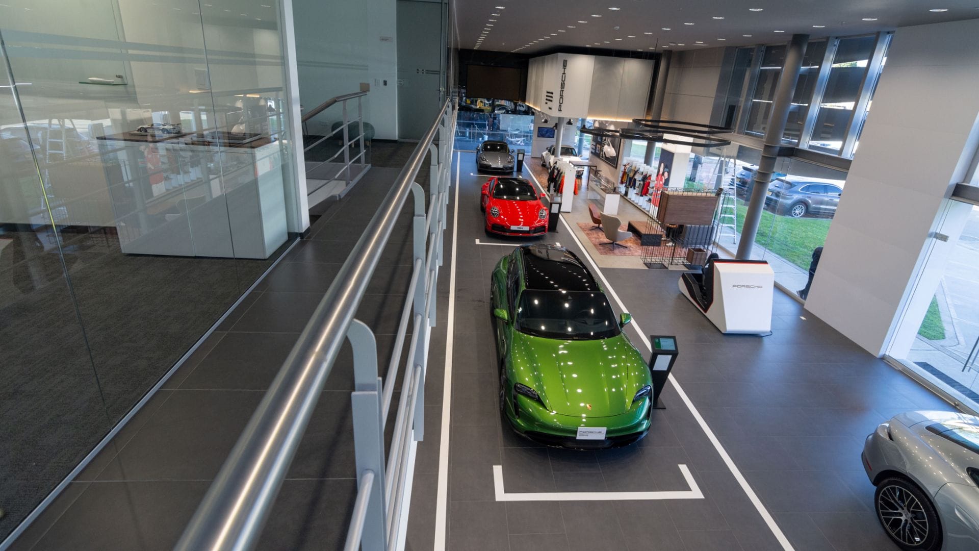 EL NUEVO CONCEPTO DESTINATION PORSCHE LLEGA A BOGOTÁ ¿EN QUÉ CONSISTE? V12MAGAZINE Porsche inaugura su renovada vitrina en Bogotá bajo el nuevo concepto Destination Porsche, llevando la experiencia de la marca a un nivel completamente nuevo. V12MAGAZINE