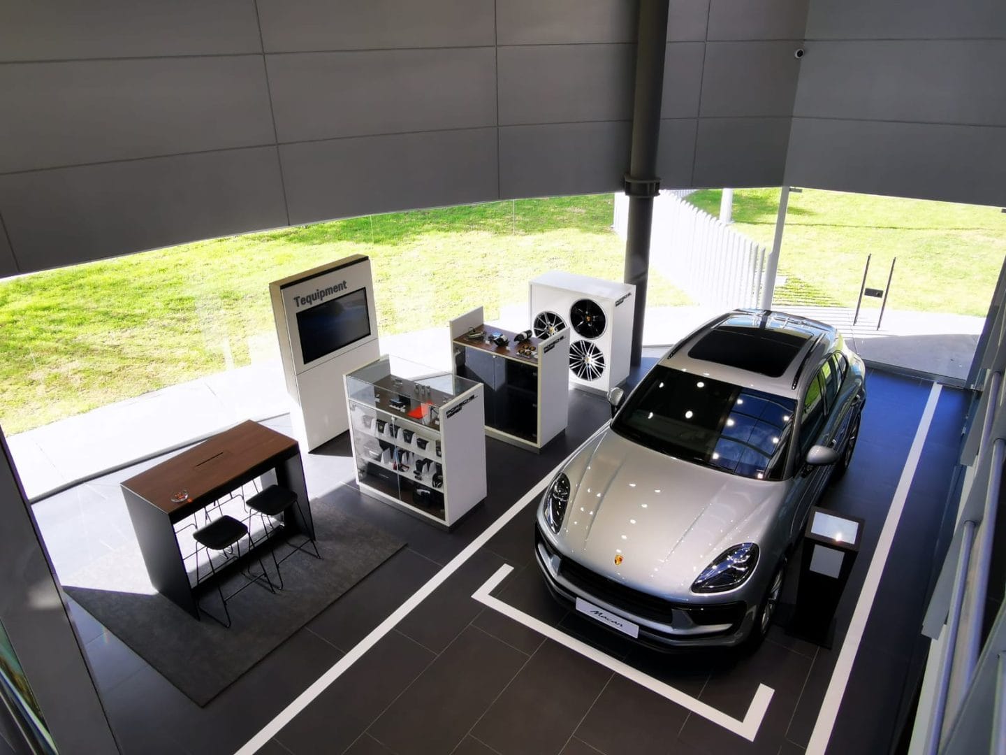 EL NUEVO CONCEPTO DESTINATION PORSCHE LLEGA A BOGOTÁ ¿EN QUÉ CONSISTE? V12MAGAZINE Porsche inaugura su renovada vitrina en Bogotá bajo el nuevo concepto Destination Porsche, llevando la experiencia de la marca a un nivel completamente nuevo. V12MAGAZINE