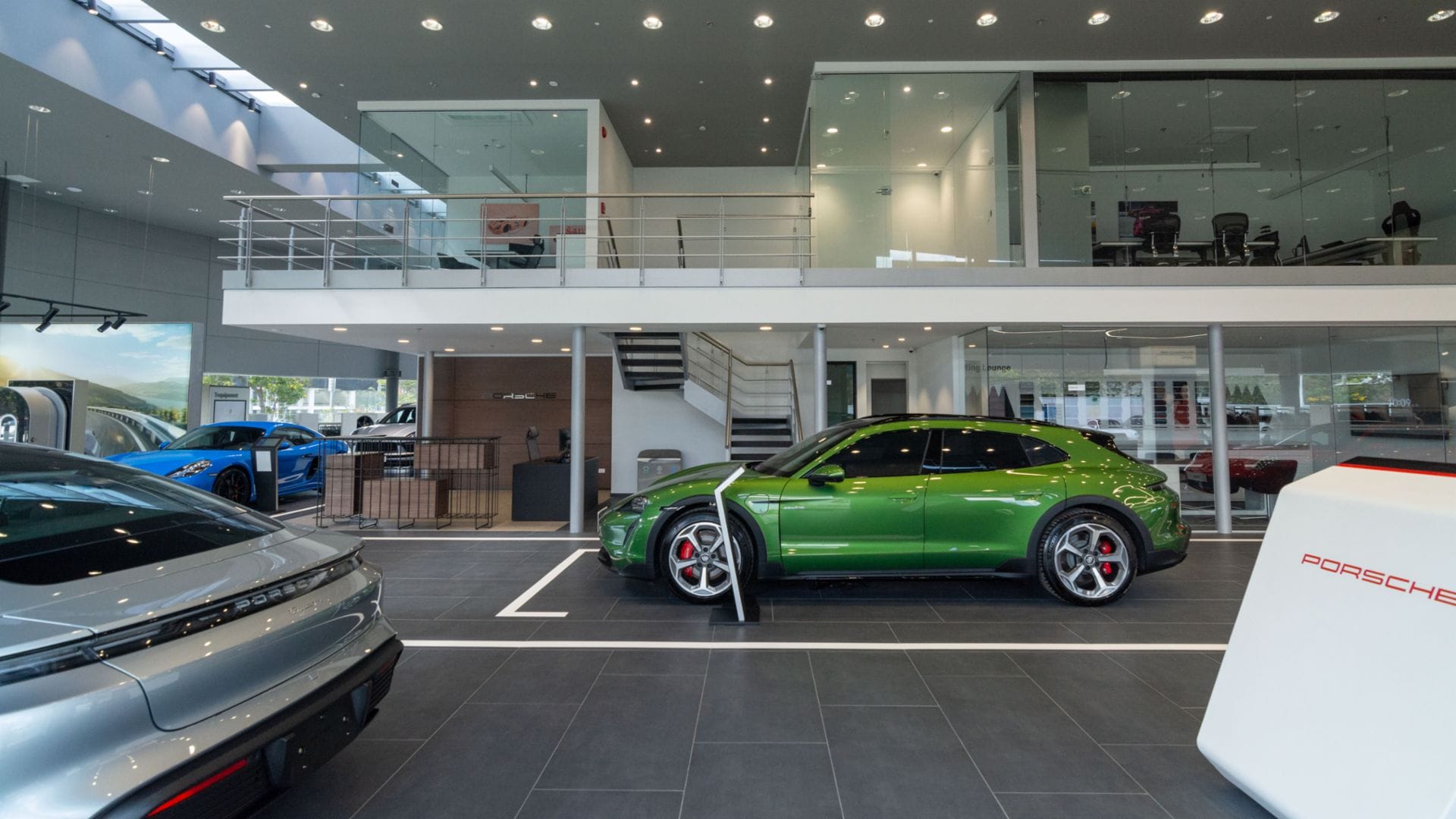 EL NUEVO CONCEPTO DESTINATION PORSCHE LLEGA A BOGOTÁ ¿EN QUÉ CONSISTE? V12MAGAZINE Porsche inaugura su renovada vitrina en Bogotá bajo el nuevo concepto Destination Porsche, llevando la experiencia de la marca a un nivel completamente nuevo. V12MAGAZINE