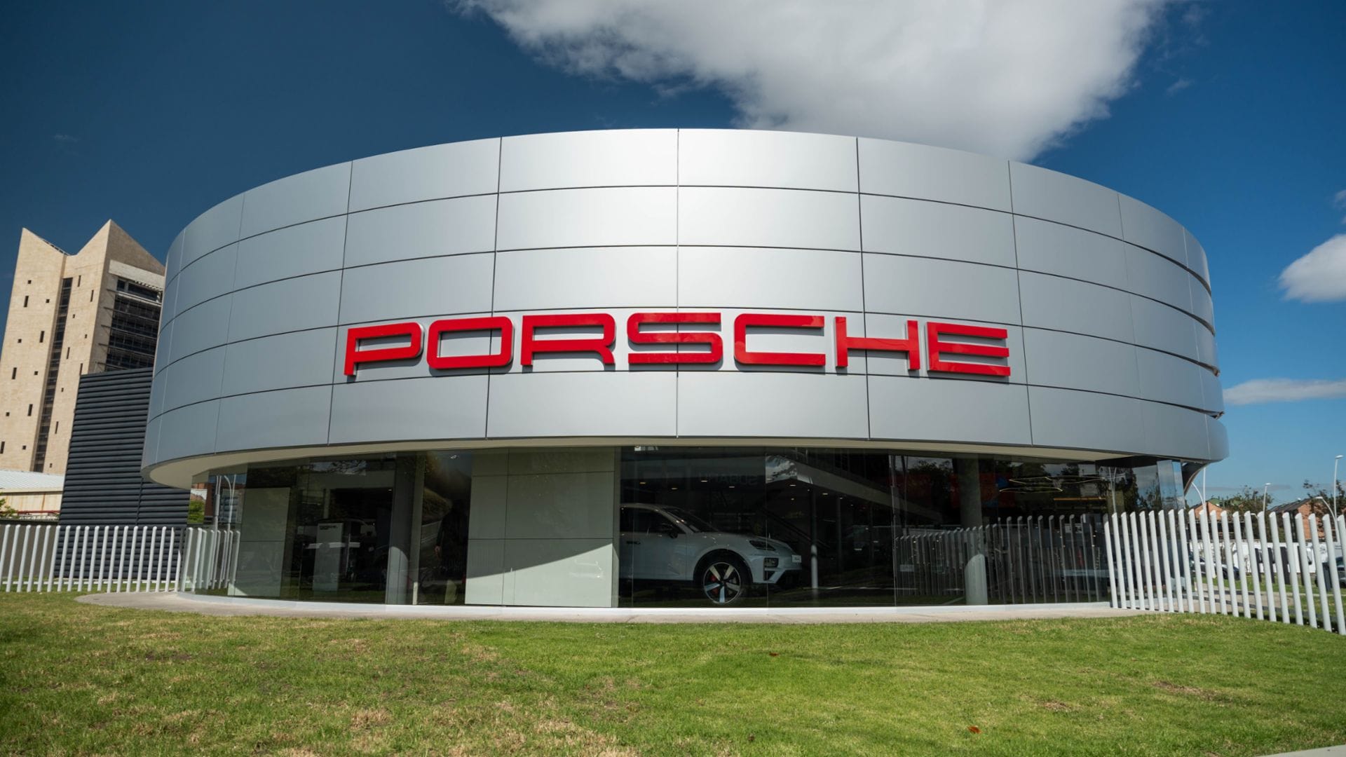 EL NUEVO CONCEPTO DESTINATION PORSCHE LLEGA A BOGOTÁ ¿EN QUÉ CONSISTE? V12MAGAZINE Porsche inaugura su renovada vitrina en Bogotá bajo el nuevo concepto Destination Porsche, llevando la experiencia de la marca a un nivel completamente nuevo. V12MAGAZINE