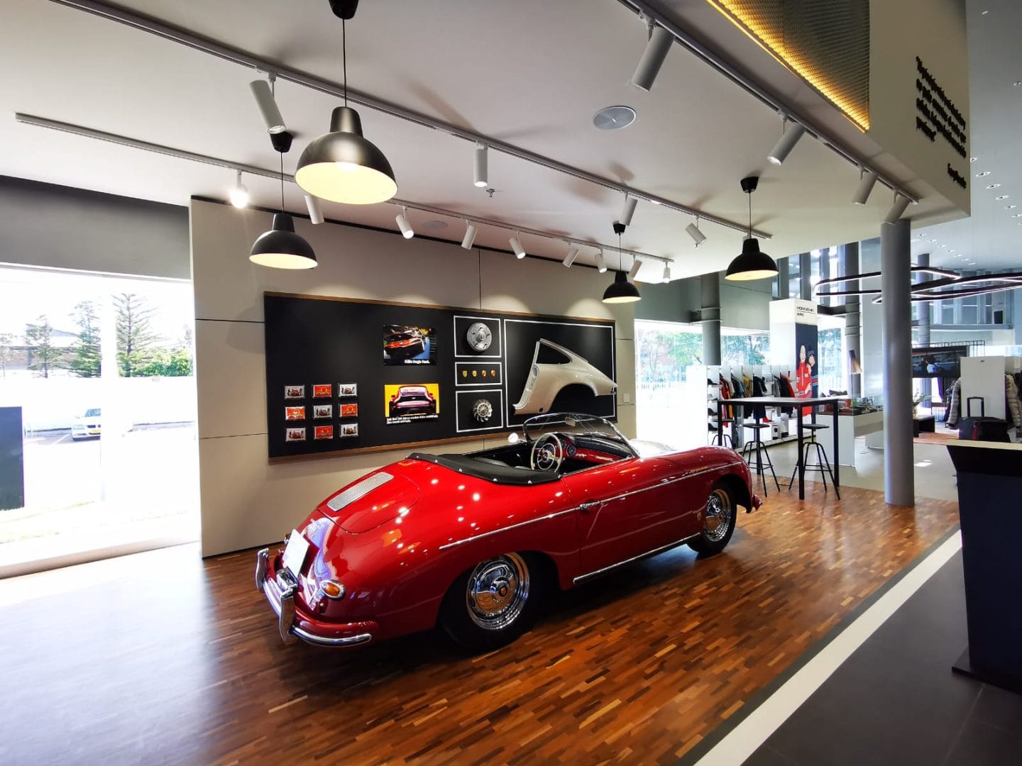 EL NUEVO CONCEPTO DESTINATION PORSCHE LLEGA A BOGOTÁ ¿EN QUÉ CONSISTE? V12MAGAZINE Porsche inaugura su renovada vitrina en Bogotá bajo el nuevo concepto Destination Porsche, llevando la experiencia de la marca a un nivel completamente nuevo. V12MAGAZINE