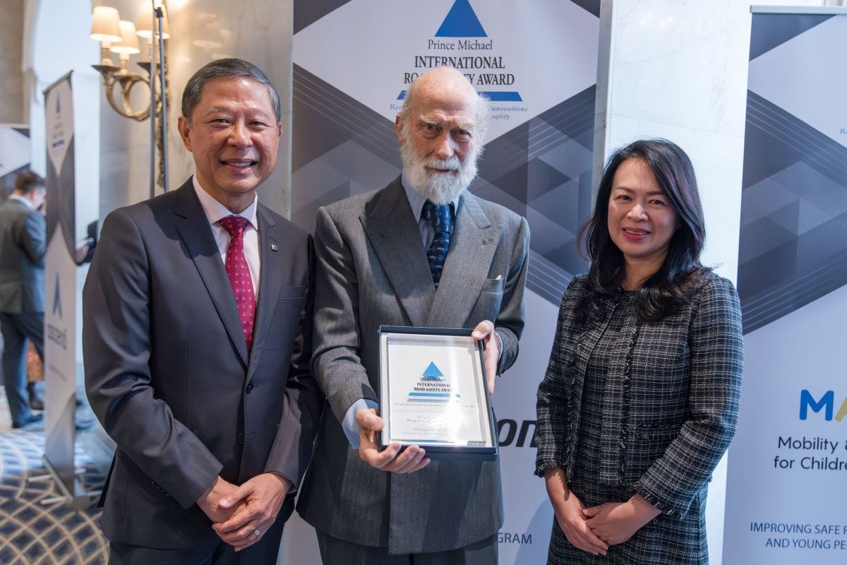 BRIDGESTONE GANA EL PRESTIGIOSO PREMIO INTERNACIONAL DE SEGURIDAD VIAL PRÍNCIPE MICHAEL V12MAGAZINE Bridgestone fue galardonado con el Premio Internacional de Seguridad Vial Príncipe Michael por su destacado Programa Bridgestone de Seguridad Vial (BRSP). Este reconocimiento subraya el compromiso de la empresa con la seguridad vial y su contribución a la mejora de la movilidad segura a nivel mundial. V12MAGAZINE