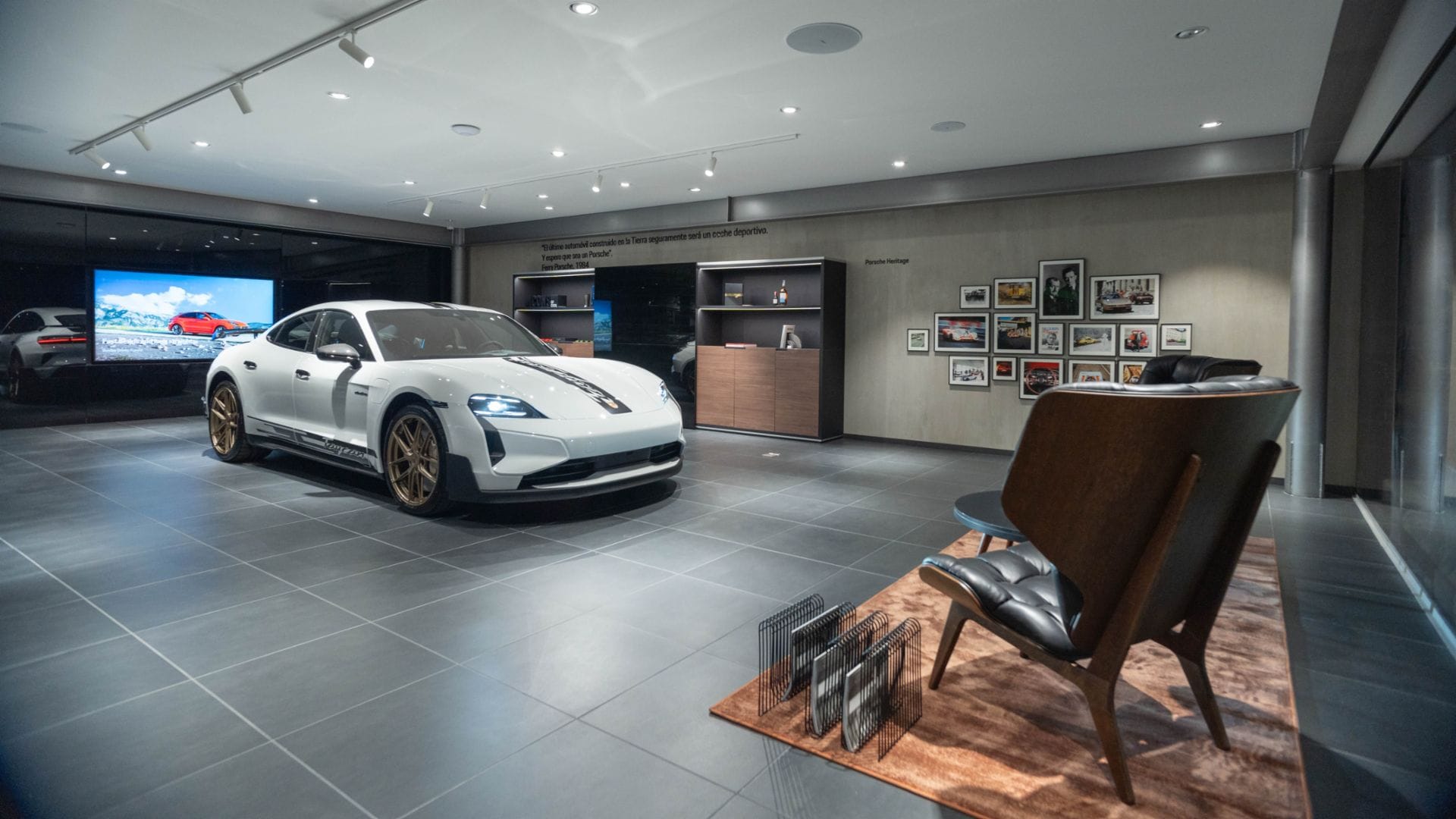 EL NUEVO CONCEPTO DESTINATION PORSCHE LLEGA A BOGOTÁ ¿EN QUÉ CONSISTE? V12MAGAZINE Porsche inaugura su renovada vitrina en Bogotá bajo el nuevo concepto Destination Porsche, llevando la experiencia de la marca a un nivel completamente nuevo. V12MAGAZINE