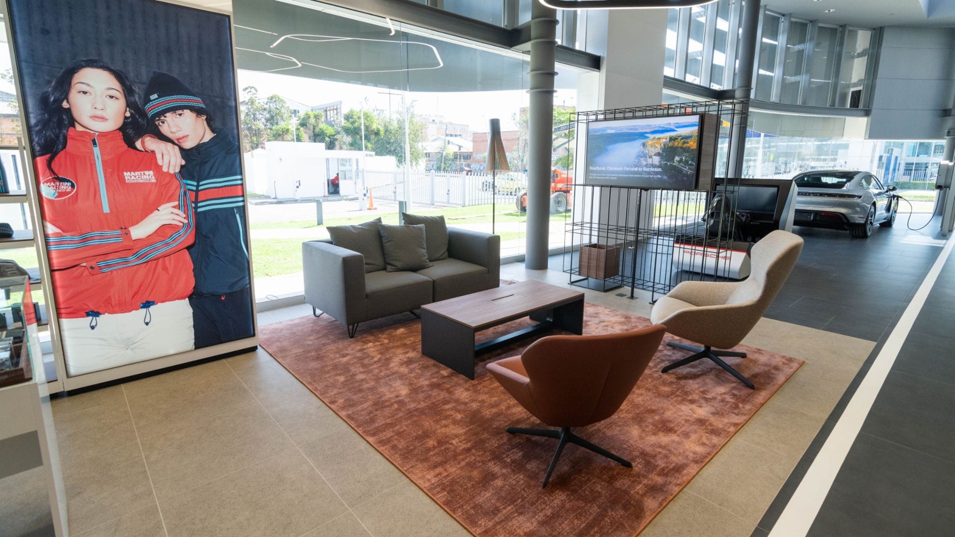 EL NUEVO CONCEPTO DESTINATION PORSCHE LLEGA A BOGOTÁ ¿EN QUÉ CONSISTE? V12MAGAZINE Porsche inaugura su renovada vitrina en Bogotá bajo el nuevo concepto Destination Porsche, llevando la experiencia de la marca a un nivel completamente nuevo. V12MAGAZINE