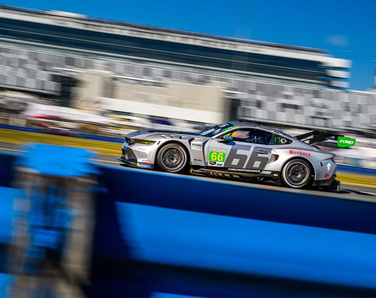 LA PILOTO COLOMBIANA TATIANA CALDERÓN VUELVE A LAS PISTAS EN LAS 24 HORAS DE DAYTONA V12MAGAZINE La primera gran cita del año para los pilotos de Escudería Telmex Claro se llevará a cabo este fin de semana, con la sexagésima tercera edición de las 24 Horas de Daytona. Tatiana Calderón será la única piloto que portará la tricolor colombiana en esta versión de una de las carreras de resistencia más importantes del mundo. V12MAGAZINE