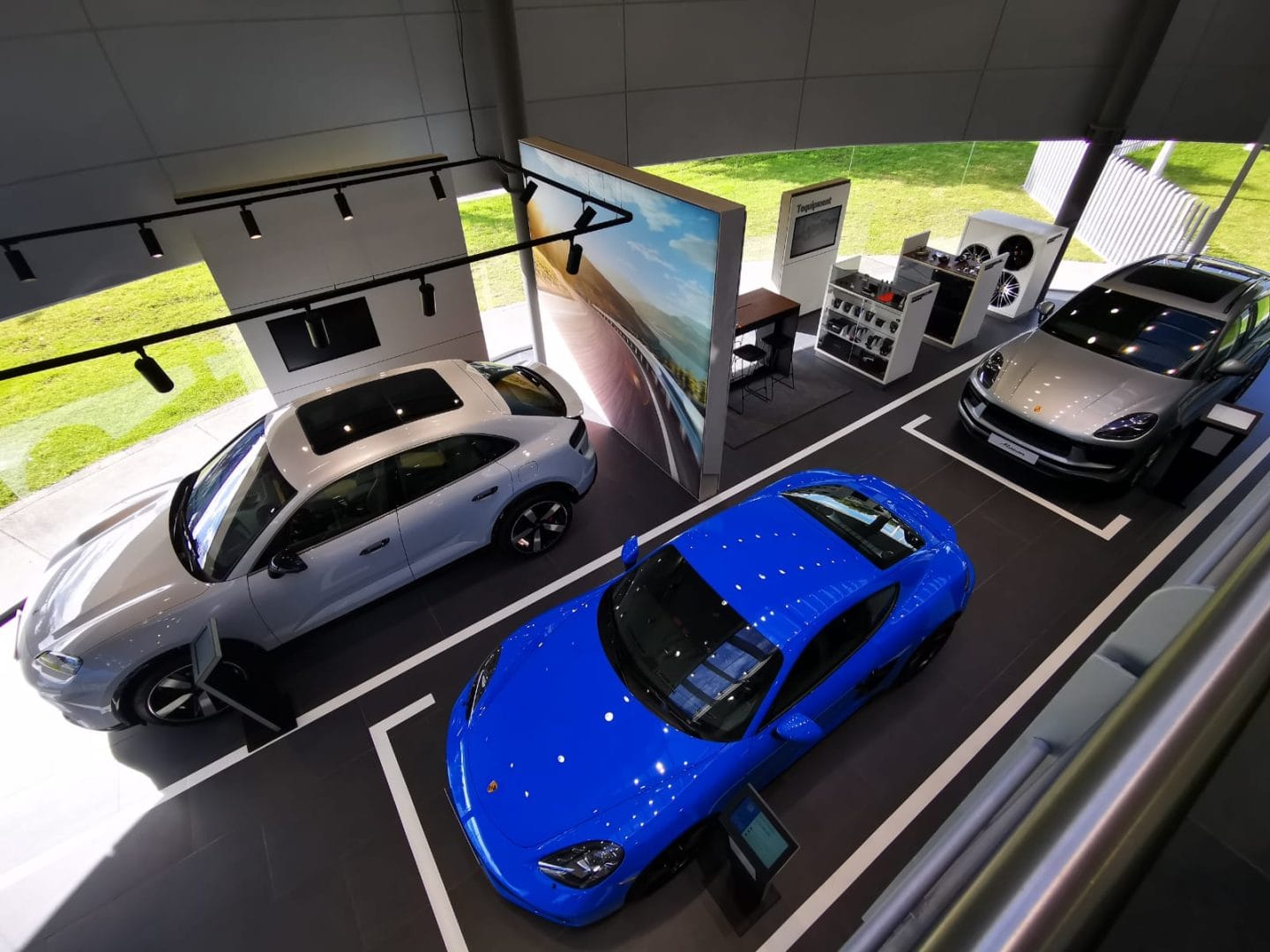 EL NUEVO CONCEPTO DESTINATION PORSCHE LLEGA A BOGOTÁ ¿EN QUÉ CONSISTE? V12MAGAZINE Porsche inaugura su renovada vitrina en Bogotá bajo el nuevo concepto Destination Porsche, llevando la experiencia de la marca a un nivel completamente nuevo. V12MAGAZINE