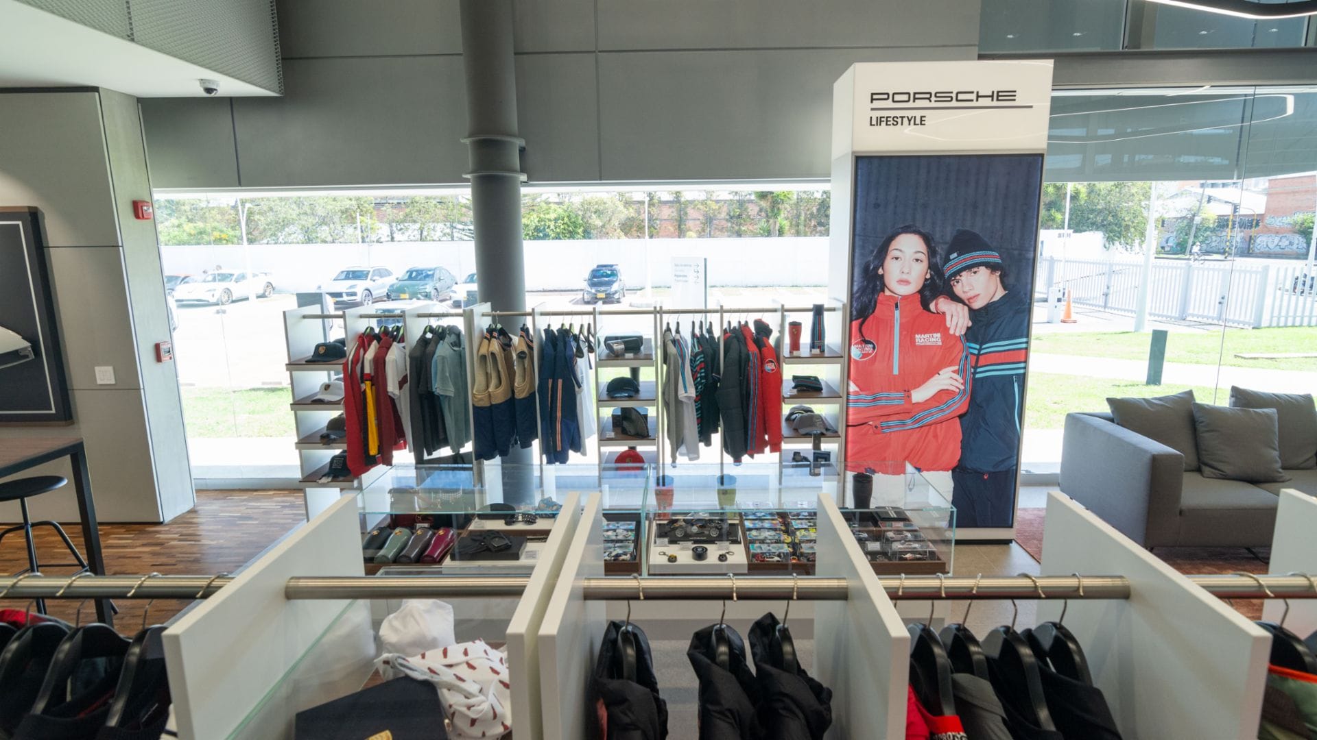 EL NUEVO CONCEPTO DESTINATION PORSCHE LLEGA A BOGOTÁ ¿EN QUÉ CONSISTE? V12MAGAZINE Porsche inaugura su renovada vitrina en Bogotá bajo el nuevo concepto Destination Porsche, llevando la experiencia de la marca a un nivel completamente nuevo. V12MAGAZINE