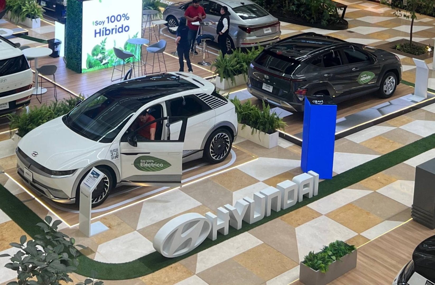 LLEGA LA TEMPORADA BLUE: LA OPORTUNIDAD DE SABER POR QUÉ CADA VEZ MÁS PERSONAS ELIGEN UN MODELO HYUNDAI V12MAGAZINE En 2024, Hyundai fue una de las marcas de mayor crecimiento en Colombia, logrando un incremento del 40% en ventas. La Temporada Blue es el escenario perfecto para que los visitantes comprueben por sí mismos por qué Hyundai es del gusto de más personas. V12MAGAZINE