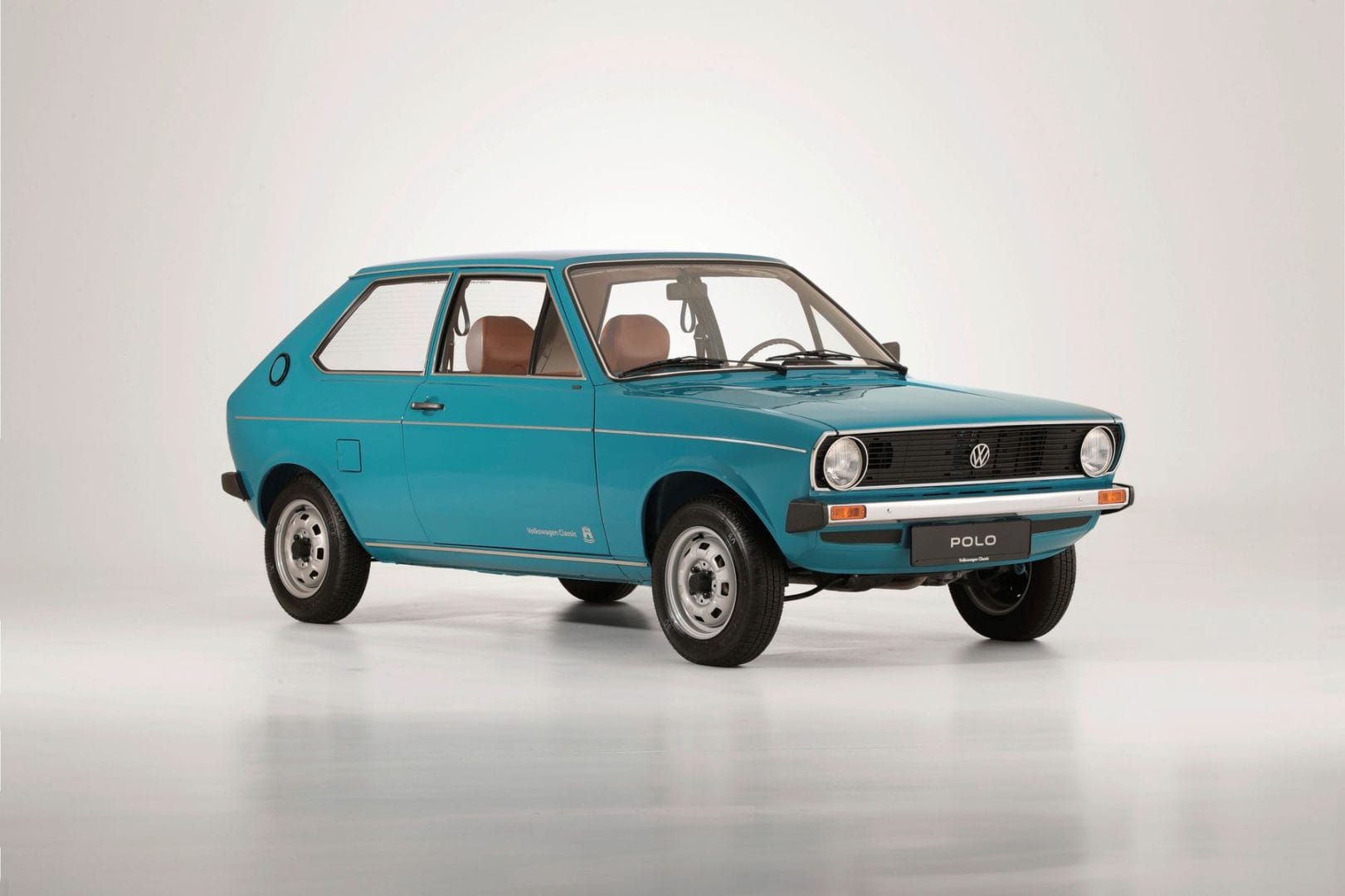 VOLKSWAGEN POLO: MEDIO SIGLO DE INNOVACIÓN Y ÉXITO V12MAGAZINE Desde su lanzamiento en 1975, el Volkswagen Polo ha sido un referente en el segmento de los autos pequeños, combinando movilidad asequible, diseño atemporal y tecnología pionera. V12MAGAZINE
