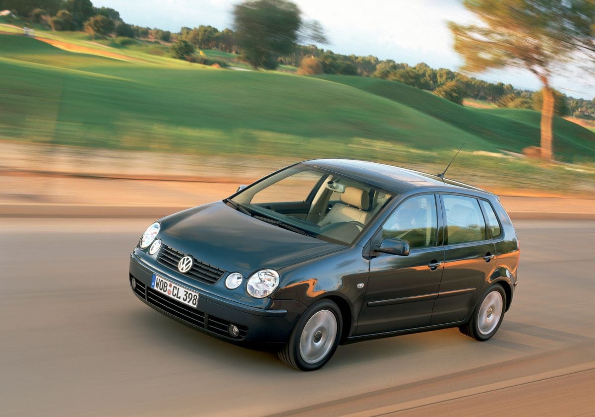 VOLKSWAGEN POLO: MEDIO SIGLO DE INNOVACIÓN Y ÉXITO V12MAGAZINE Desde su lanzamiento en 1975, el Volkswagen Polo ha sido un referente en el segmento de los autos pequeños, combinando movilidad asequible, diseño atemporal y tecnología pionera. V12MAGAZINE