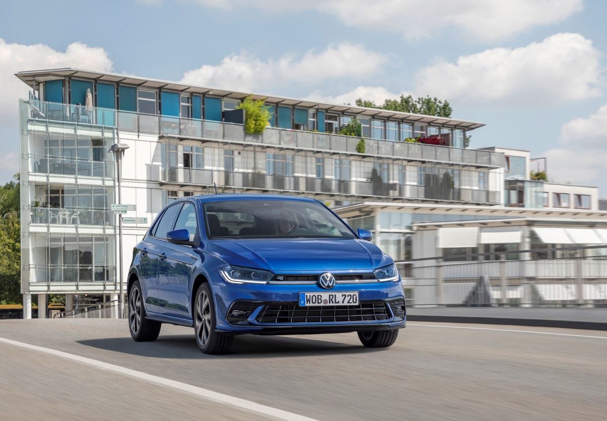 VOLKSWAGEN POLO: MEDIO SIGLO DE INNOVACIÓN Y ÉXITO V12MAGAZINE Desde su lanzamiento en 1975, el Volkswagen Polo ha sido un referente en el segmento de los autos pequeños, combinando movilidad asequible, diseño atemporal y tecnología pionera. V12MAGAZINE