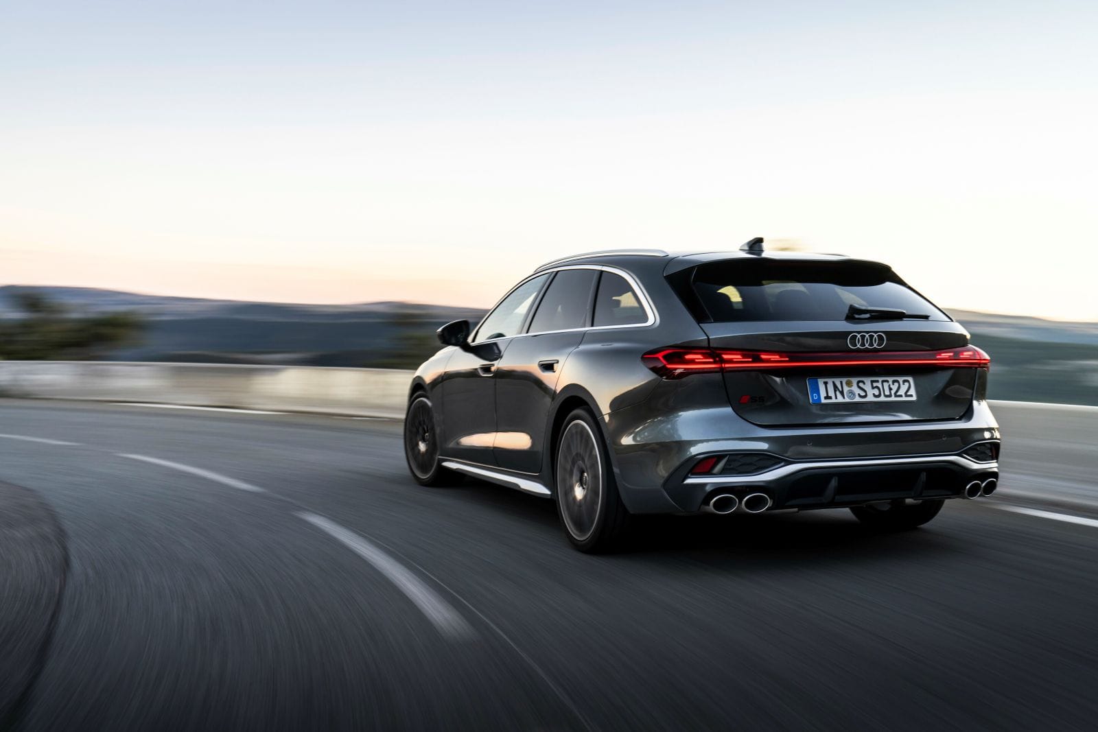 LA NUEVA NOMENCLATURA PARA NOMBRAR LOS MODELOS DE AUDI CAMBIA RADICALMENTE ¿QUÉ PROPÓSITO TIENE? V12MAGAZINE Audi decidió estandarizar la nomenclatura de sus modelos, con el fin de ofrecer una orientación más intuitiva para sus clientes. V12MAGAZINE