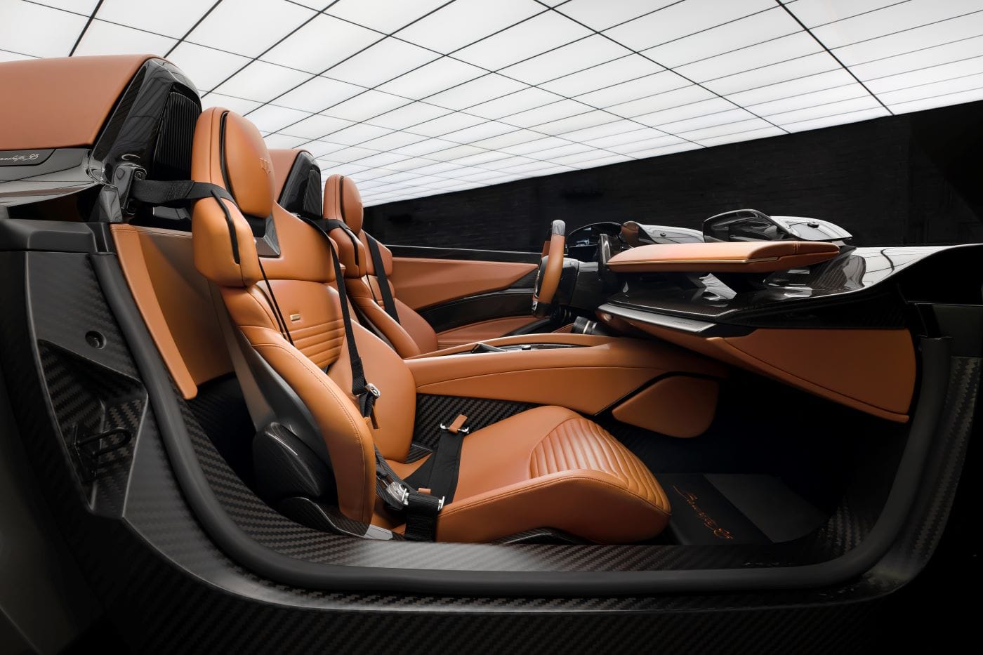 PININFARINA B95 GOTHAM: EL HIPERDEPORTIVO ELÉCTRICO MÁS POTENTE QUE “TRASNOCHA” A BATMAN V12MAGAZINE El Pininfarina B95 Gotham es un hiperdeportivo eléctrico que combina diseño vanguardista, tecnología sostenible y una potencia impresionante de 1.900 caballos. V12MAGAZINE