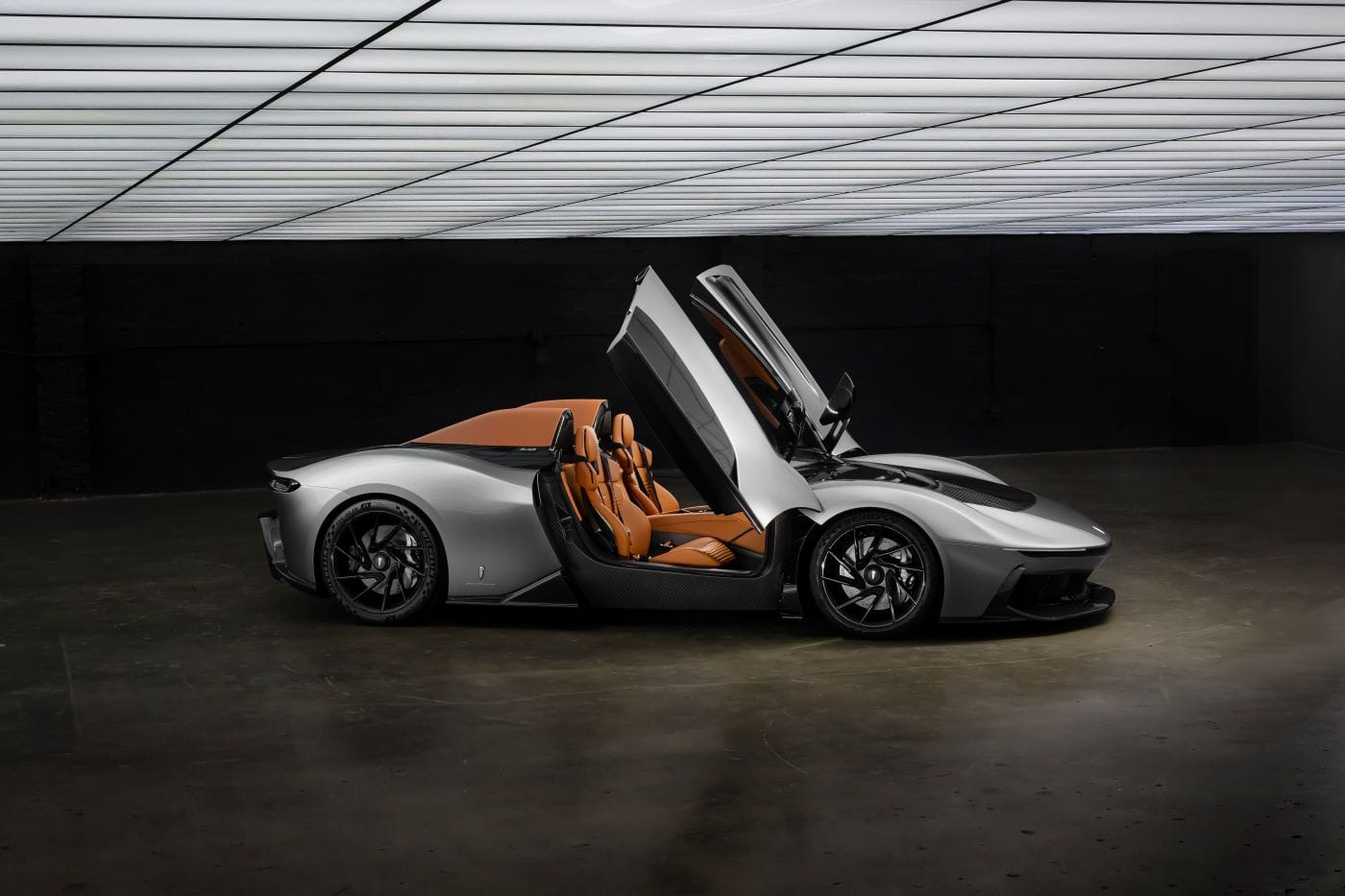 PININFARINA B95 GOTHAM: EL HIPERDEPORTIVO ELÉCTRICO MÁS POTENTE QUE “TRASNOCHA” A BATMAN V12MAGAZINE El Pininfarina B95 Gotham es un hiperdeportivo eléctrico que combina diseño vanguardista, tecnología sostenible y una potencia impresionante de 1.900 caballos. V12MAGAZINE