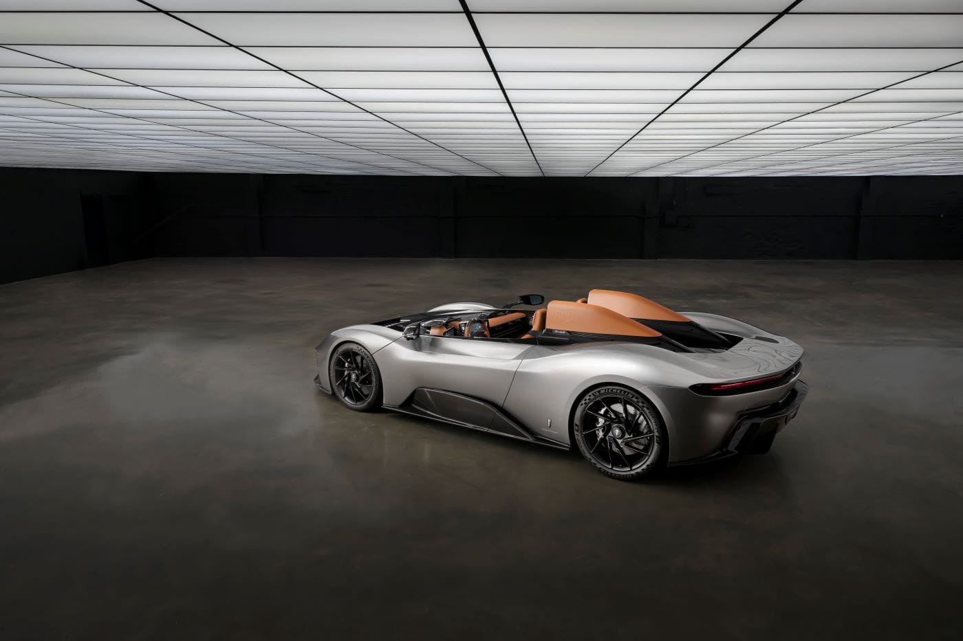 PININFARINA B95 GOTHAM: EL HIPERDEPORTIVO ELÉCTRICO MÁS POTENTE QUE “TRASNOCHA” A BATMAN V12MAGAZINE El Pininfarina B95 Gotham es un hiperdeportivo eléctrico que combina diseño vanguardista, tecnología sostenible y una potencia impresionante de 1.900 caballos. V12MAGAZINE