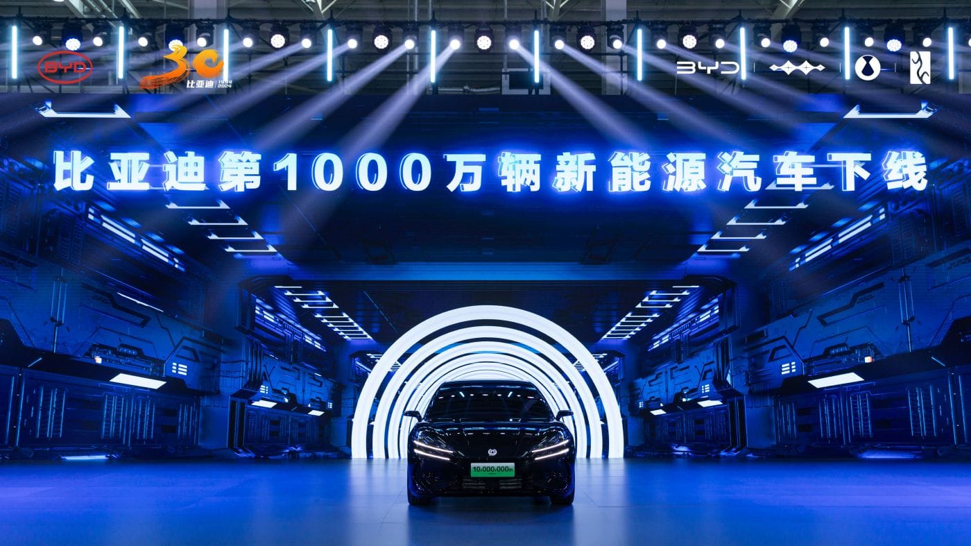 BYD LÍDER EN VENTAS DE VEHÍCULOS DE NUEVAS ENERGÍAS EN COLOMBIA ¿CÓMO ALCANZÓ ESTA POSICIÓN? V12MAGAZINE BYD se ha coronado como el rey indiscutible de los vehículos de nuevas energías en Colombia en 2024. Con un crecimiento explosivo del 220% y 4.590 unidades vendidas, esta marca china no solo lidera el mercado, sino que redefine la movilidad sostenible en el país. V12MAGAZINE