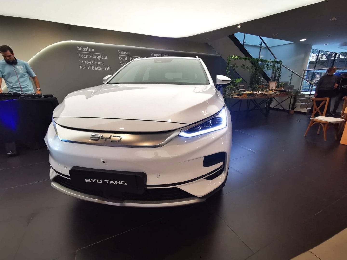 BYD LÍDER EN VENTAS DE VEHÍCULOS DE NUEVAS ENERGÍAS EN COLOMBIA ¿CÓMO ALCANZÓ ESTA POSICIÓN? V12MAGAZINE BYD se ha coronado como el rey indiscutible de los vehículos de nuevas energías en Colombia en 2024. Con un crecimiento explosivo del 220% y 4.590 unidades vendidas, esta marca china no solo lidera el mercado, sino que redefine la movilidad sostenible en el país. V12MAGAZINE