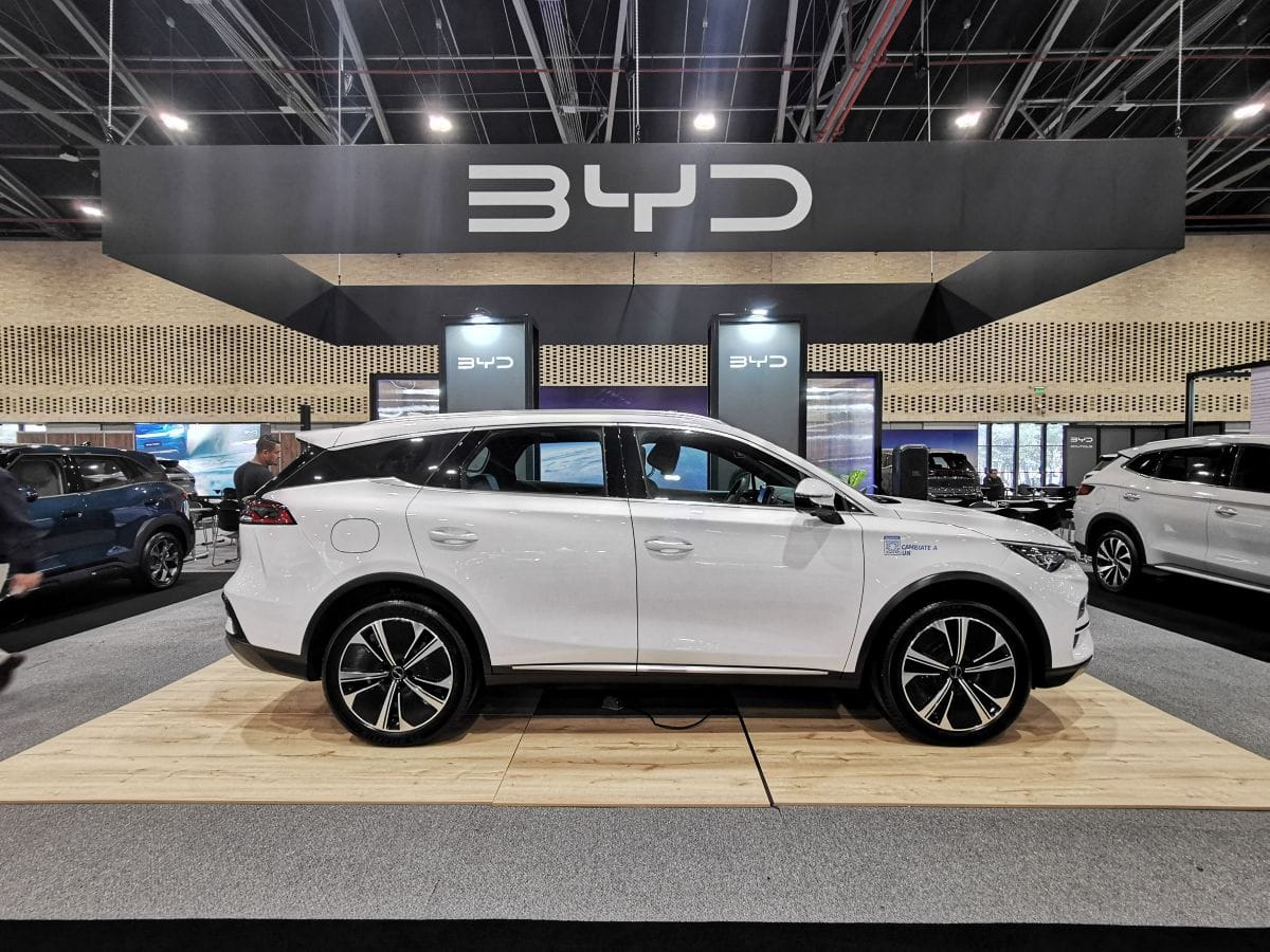 BYD LÍDER EN VENTAS DE VEHÍCULOS DE NUEVAS ENERGÍAS EN COLOMBIA ¿CÓMO ALCANZÓ ESTA POSICIÓN? V12MAGAZINE BYD se ha coronado como el rey indiscutible de los vehículos de nuevas energías en Colombia en 2024. Con un crecimiento explosivo del 220% y 4.590 unidades vendidas, esta marca china no solo lidera el mercado, sino que redefine la movilidad sostenible en el país. V12MAGAZINE