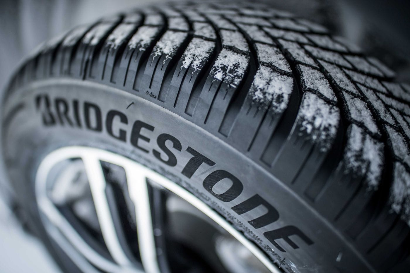 BRIDGESTONE 'TURBOALIMENTA' A PORSCHE Y REVOLUCIONAN LA INDUSTRIA AUTOMOTRIZ SOSTENIBLE V12MAGAZINE Bridgestone pisa el acelerador a fondo y se une a Porsche para revolucionar el asfalto. Con llantas premium diseñadas a medida, los nuevos Macan Electric y Panamera no solo ruedan: ¡despegan! Una dupla que fusiona potencia, lujo y movilidad sostenible como nunca. V12MAGAZINE