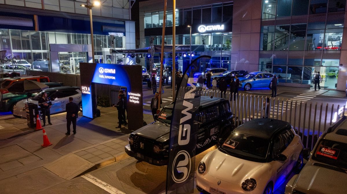 GWM INAUGURA SU PRIMERA VITRINA EN COLOMBIA CON UN INNOVADOR CONCEPTO V12MAGAZINE Great Wall Motors (GWM) inauguró su primera vitrina en Colombia, ofreciendo una experiencia de compra respaldada por Inchcape. V12MAGAZINE