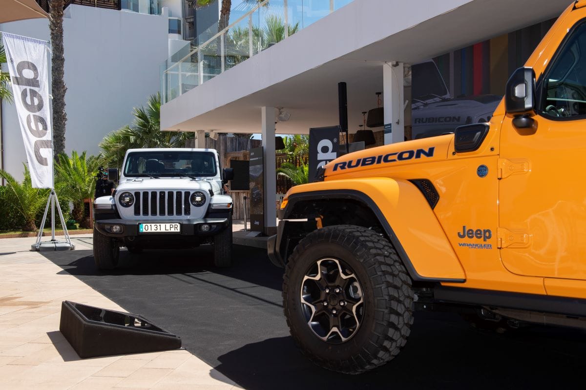 HARRISON FORD IMPACTA CON SU ÉPICA COLABORACIÓN CON JEEP EN LA FINAL SUPER BOWL 2025 V12MAGAZINE Harrison Ford hace una aparición sorpresa en el anuncio de dos minutos de la icónica marca Jeep, titulado "Manual del propietario", durante la Super Bowl 2025, destacando la libertad y aventura de la marca. V12MAGAZINE
