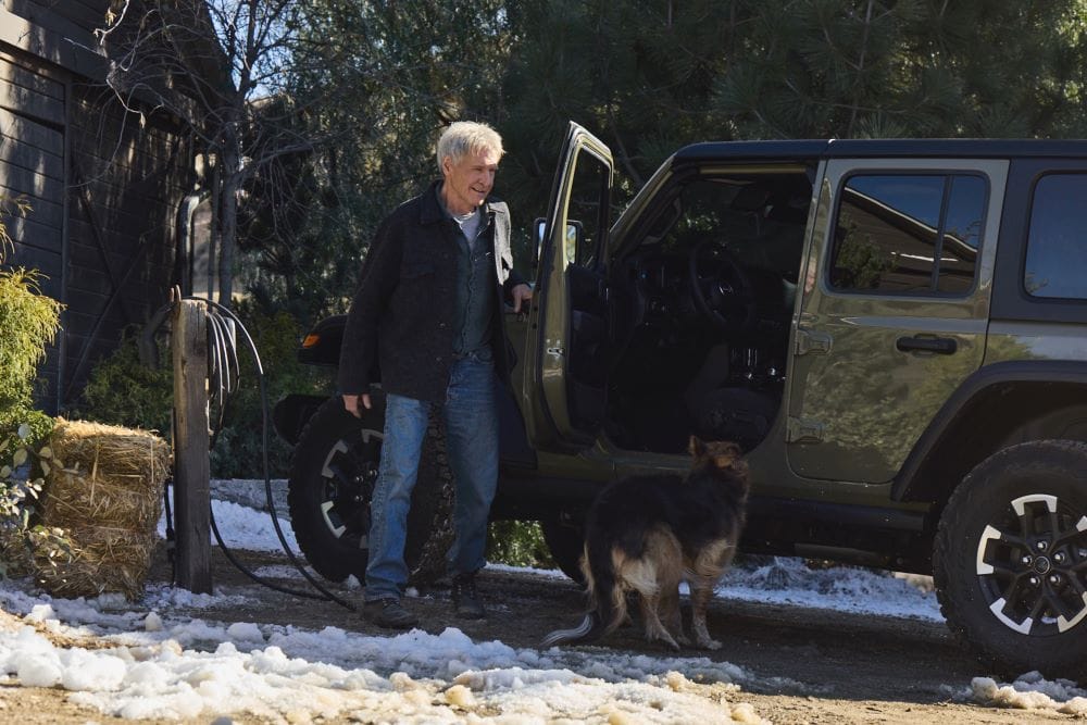 HARRISON FORD IMPACTA CON SU ÉPICA COLABORACIÓN CON JEEP EN LA FINAL SUPER BOWL 2025 V12MAGAZINE Harrison Ford hace una aparición sorpresa en el anuncio de dos minutos de la icónica marca Jeep, titulado "Manual del propietario", durante la Super Bowl 2025, destacando la libertad y aventura de la marca. V12MAGAZINE