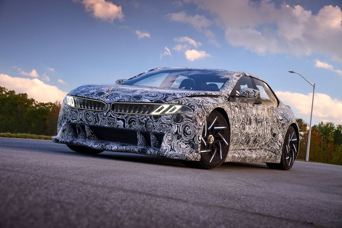¿EN QUÉ CONSISTE EL ´HEART OF JOY´, EL CEREBRO QUE ACELERA EL FUTURO DE BMW? V12MAGAZINE Heart of Joy, el alma tecnológica del revolucionario BMW Vision Driving Experience, está redefiniendo los límites de la conducción eléctrica. Este prototipo de alto desempeño, creado por BMW Group, no solo promete dinámica y precisión, sino que lleva el placer de conducir a un nivel nunca visto. V12MAGAZINE