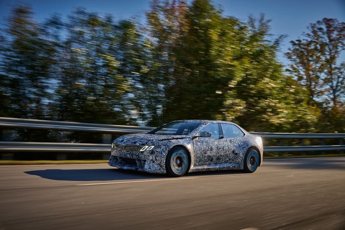 ¿EN QUÉ CONSISTE EL ´HEART OF JOY´, EL CEREBRO QUE ACELERA EL FUTURO DE BMW? V12MAGAZINE Heart of Joy, el alma tecnológica del revolucionario BMW Vision Driving Experience, está redefiniendo los límites de la conducción eléctrica. Este prototipo de alto desempeño, creado por BMW Group, no solo promete dinámica y precisión, sino que lleva el placer de conducir a un nivel nunca visto. V12MAGAZINE