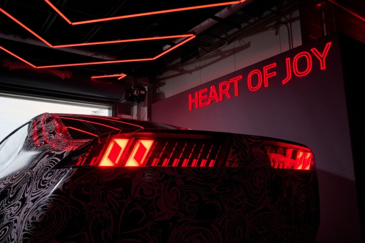 ¿EN QUÉ CONSISTE EL ´HEART OF JOY´, EL CEREBRO QUE ACELERA EL FUTURO DE BMW? V12MAGAZINE Heart of Joy, el alma tecnológica del revolucionario BMW Vision Driving Experience, está redefiniendo los límites de la conducción eléctrica. Este prototipo de alto desempeño, creado por BMW Group, no solo promete dinámica y precisión, sino que lleva el placer de conducir a un nivel nunca visto. V12MAGAZINE