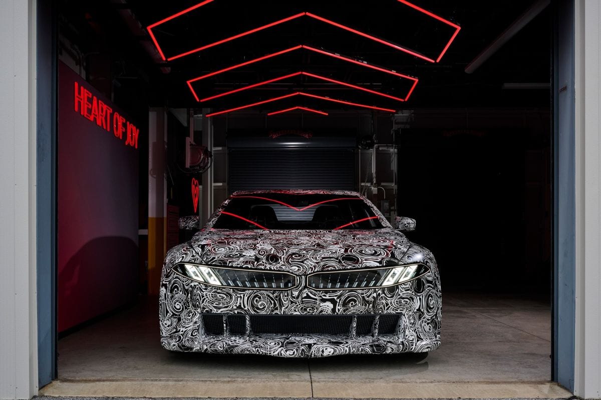 ¿EN QUÉ CONSISTE EL ´HEART OF JOY´, EL CEREBRO QUE ACELERA EL FUTURO DE BMW? V12MAGAZINE Heart of Joy, el alma tecnológica del revolucionario BMW Vision Driving Experience, está redefiniendo los límites de la conducción eléctrica. Este prototipo de alto desempeño, creado por BMW Group, no solo promete dinámica y precisión, sino que lleva el placer de conducir a un nivel nunca visto. V12MAGAZINE