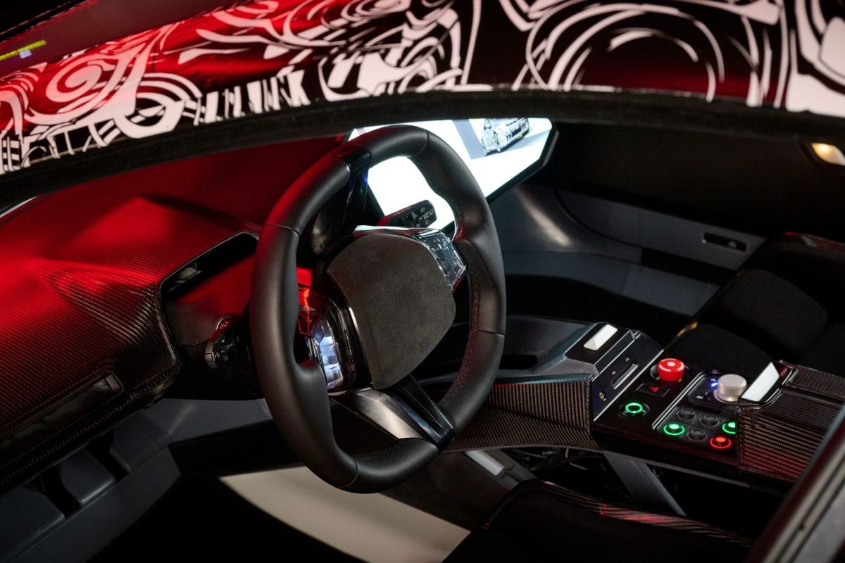 ¿EN QUÉ CONSISTE EL ´HEART OF JOY´, EL CEREBRO QUE ACELERA EL FUTURO DE BMW? V12MAGAZINE Heart of Joy, el alma tecnológica del revolucionario BMW Vision Driving Experience, está redefiniendo los límites de la conducción eléctrica. Este prototipo de alto desempeño, creado por BMW Group, no solo promete dinámica y precisión, sino que lleva el placer de conducir a un nivel nunca visto. V12MAGAZINE