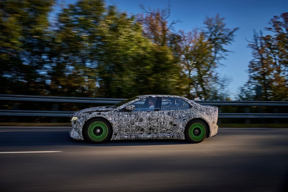 ¿EN QUÉ CONSISTE EL ´HEART OF JOY´, EL CEREBRO QUE ACELERA EL FUTURO DE BMW? V12MAGAZINE Heart of Joy, el alma tecnológica del revolucionario BMW Vision Driving Experience, está redefiniendo los límites de la conducción eléctrica. Este prototipo de alto desempeño, creado por BMW Group, no solo promete dinámica y precisión, sino que lleva el placer de conducir a un nivel nunca visto. V12MAGAZINE