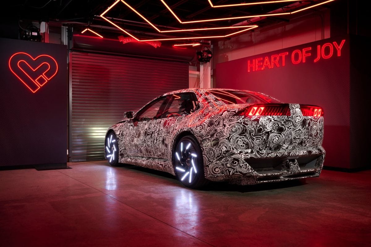 ¿EN QUÉ CONSISTE EL ´HEART OF JOY´, EL CEREBRO QUE ACELERA EL FUTURO DE BMW? V12MAGAZINE Heart of Joy, el alma tecnológica del revolucionario BMW Vision Driving Experience, está redefiniendo los límites de la conducción eléctrica. Este prototipo de alto desempeño, creado por BMW Group, no solo promete dinámica y precisión, sino que lleva el placer de conducir a un nivel nunca visto. V12MAGAZINE