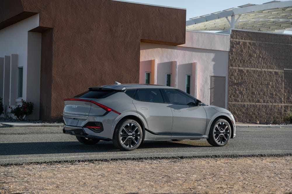 KIA EV6: AHORA CON MAYOR AUTONOMÍA Y UN DISEÑO MÁS IMPRESIONANTE V12MAGAZINE Kia presenta la renovada versión del EV6: mayor autonomía y diseño vanguardista. La marca surcoreana sigue su camino hacia la innovación con este vehículo eléctrico que promete romper paradigmas en el mercado automotriz. V12MAGAZINE