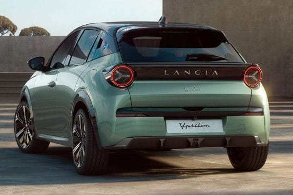 LANCIA YPSILON: UN VIAJE A TRAVÉS DE LOS MODELOS MÁS ICÓNICOS Y SU RICO LEGADO V12MAGAZINE Heredera de un legado con pocos equivalentes en el mundo del automóvil, Lancia es una marca “Progressive Classic”, que cree en los avances técnicos y estéticos sin olvidar los grandes modelos clásicos que han construido su identidad década a década. V12MAGAZINE