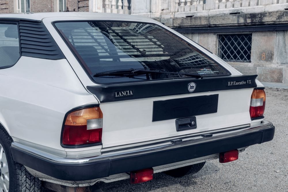 LANCIA YPSILON: UN VIAJE A TRAVÉS DE LOS MODELOS MÁS ICÓNICOS Y SU RICO LEGADO V12MAGAZINE Heredera de un legado con pocos equivalentes en el mundo del automóvil, Lancia es una marca “Progressive Classic”, que cree en los avances técnicos y estéticos sin olvidar los grandes modelos clásicos que han construido su identidad década a década. V12MAGAZINE